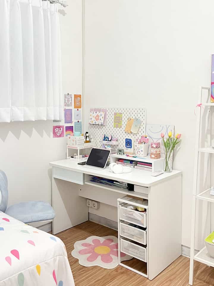 Dari awalnya yang menggunakan keramik abstrak, meskipun ga ada masalah apapun dari kemarik tersebut, ternyata mengganti keramik dengan vinyl spc adalah pilihan yang tepat.
Selain lebih terlihat aesthetic, vinyl spc memudahkan kita untuk membersihkan, hanya cukup di sapu atau di vacuum, udah menghilangkan segala debu dan kotoran yang ada.

Serta, kamar terlihat lebih cerah karena lantainya cenderung lebih gelap dibandingkan lantainya.

#vinylspc #kamaraesthetic #catdinding #lantaikamar #smallchangesbigimpact #inspirasirenovasi