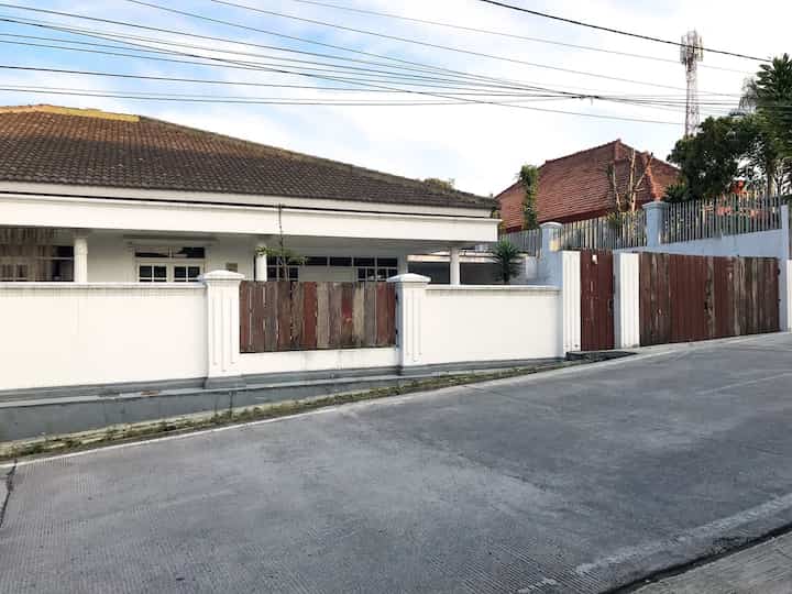 Si jadul di era modern. Waktu pindah ke rumah ini, kami mengganti pagar besi ukir dengan pagar kayu asli yang katanya tahan cuaca. Setelah 7 tahun berlalu, kayu-kayunya mulai rusak kan susah untuk dicat ulang. Akhirnya untuk sementara kami biarkan seperti ini karena ada rencana untuk mengganti pagar dengan full dinding tembok supaya privasi lebih aman dan untuk gerbang kemungkin mau pakai besi atau wpc. Karena posisi rumah kami di jalan menajak, jadi di bagian gerbang orang bisa lihat ke dalam karena posisi jalan yang menanjak itu .

#pagarkayu #inspirasipagar #pagarstyle #fasadrumah #landscape #fasad #eksteriorrumah