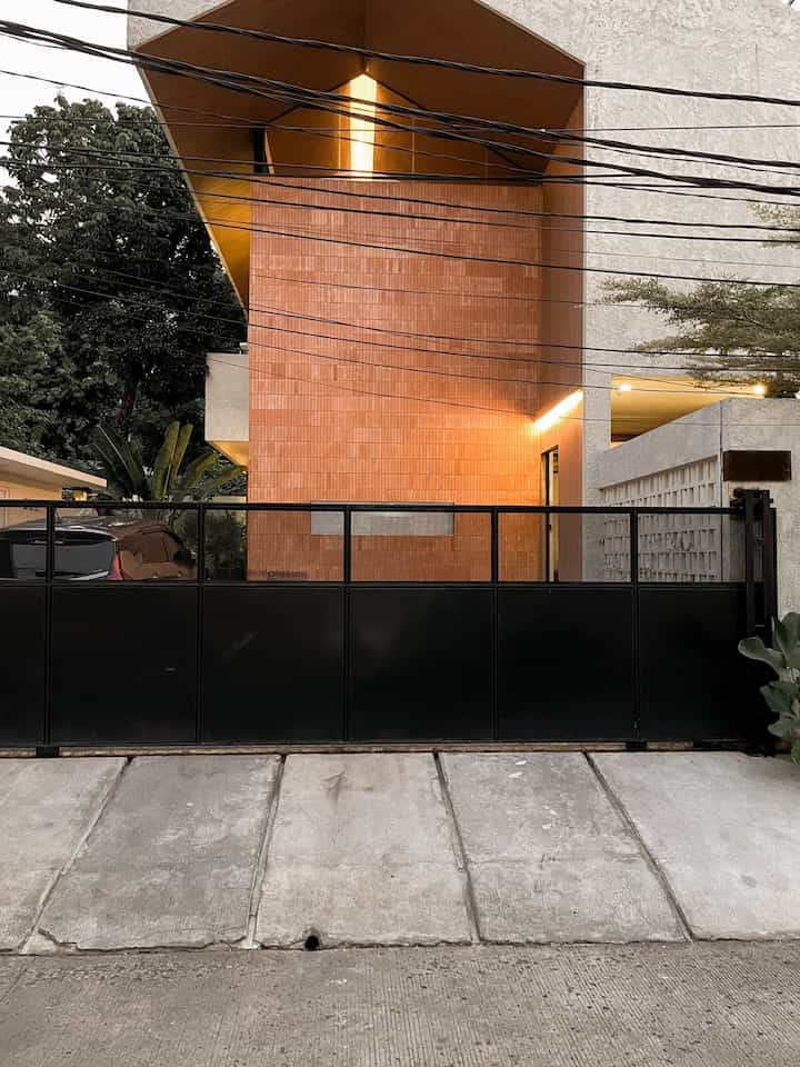 ⭐️Inspirasi Pagar Rumah⭐️

Pagar merupakan elemen penting pada fasad rumah. Sesuai dengan tema rumah, maka kami membuat pagar dengan bentuk minimalis. Tidak terlalu tinggi dan terdapat motif bolong, pada bagian atas agar masih kelihatan bagian dalam rumah tapi masih tertutup pada bagian bawah nya untuk privasi. Pagar ini ukurannya lebar nya sekitar 7 m. Kami menggunakan bahan besi hollo berwarna hitam doff.
_
#InspirasiPagar
#PagarStyle
#PagarMinimalis
#PagarRumahMinimalis
#PagarBesi
