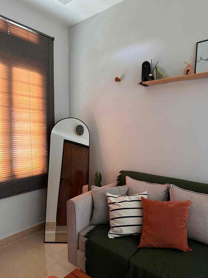 Transformasi area ruang tamu 🏡

Setelah direnovasi, area ruang tamu menjadi lebih luas karena konsep open space yang kami terapkan di rumah ini. 

Untuk furniture seperti sofa, kami lakukan reparasi dari warna biru menjadi cream. 
Kami juga mengganti dan menambahkan beberapa furniture baru dengan warna senada, yang tujuannya tidak lain untuk membuat ruangan menjadi lebih hangat & estetik.

Sliding door dengan view taman kering, di buat agar pancahayaan di rumah ini menjadi lebih terang di pagi hari tanpa cahaya lampu.


#sofaminimalis
#ruangtamu
#openspace
#catdalamrumah
#SmallChangesBigImpact
#InspirasiRenovasi