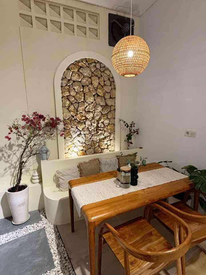 Transformansi dinning area di awhouse.
renovasi kecil yang sudah kita lakukan di area ini adalah mengubah area batu split menjadi granit fungsinya untuk memposisikan meja makan agar sesuai pijakannya, ada juga untuk kursi beton nya kita rubah bagian bawahnya dari yang sebelumnya dibuat melayang kali ini kita buat melengkung dan full ke area lantai.

selain itu kita juga merubah full area backdrop nya dari yang full kamprot dan list u kali ini kita rubah dengan menambahkan aksen frame dan batu kapur. untuk tanaman juga kita rubah menjadi bugenville.

perubahannya setelah dirubah bisa terlihat dari meja makan bisa masuk ke area ini, jadi jika duduk di kursi beton tidak terasa sakit lagi karna dulunya ada batu dan sekarang tidak.

semoga menginspirasi🤍

#SmallChangesBigImpact
#InspirasiRenovasi 
#Renovasidinningroom 
#dinningroomidea
#dinningroomrenovasi
#dinningroominspo 
#tamanindoor
#tamanindoorinspo
