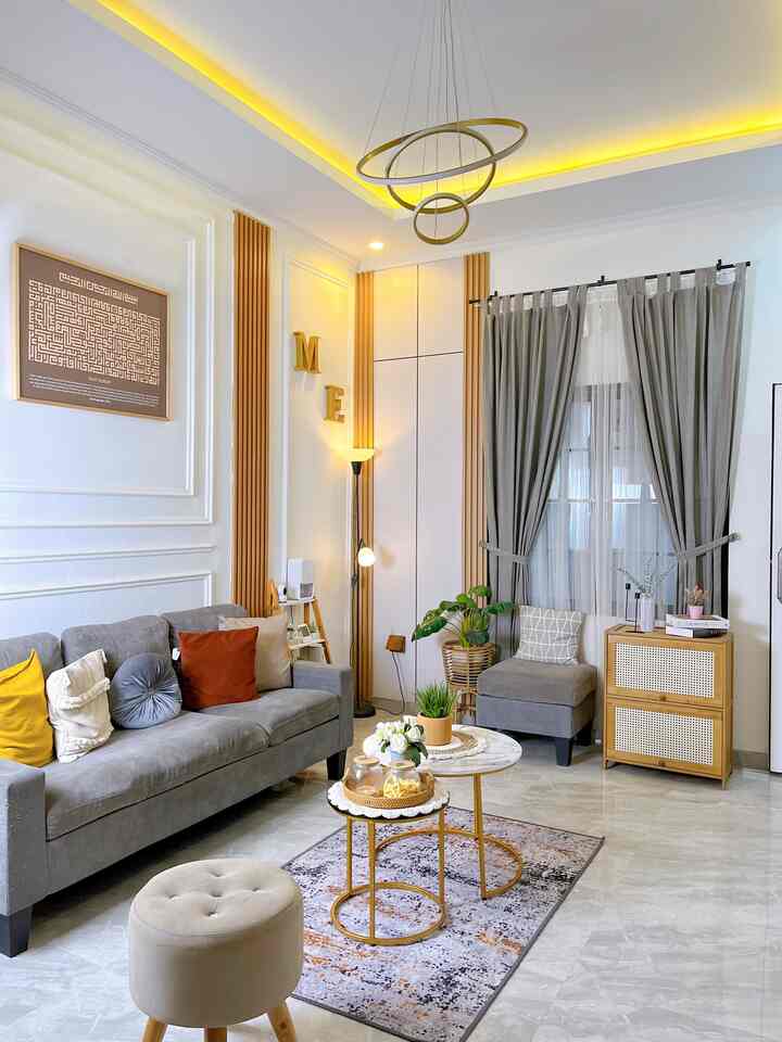 Perubahan kecil yang menurutku danpak nya cukup besar adalah diy pojok ruang tamu ini, sebelum nya pojokan ruang tamu ini polos, kemudian kami DIY dengan menambahkan wallboard dan wallpanel berwarna serat kayu yanh senada dengan wallpanel di wallmoulding. 

Kemudian kami tambahkan standing lampu berwarna warm white dan tanaman hijau artifisial agar memberikan kesan segar ada hijau-hijau nya. 

Semoga menginspirasi 🫶🏻
#SmallChangesBigImpact
#InspirasiRenovasi
#PojokanRuangTamu
#WarnaCatRumah
#InspirasiRumah