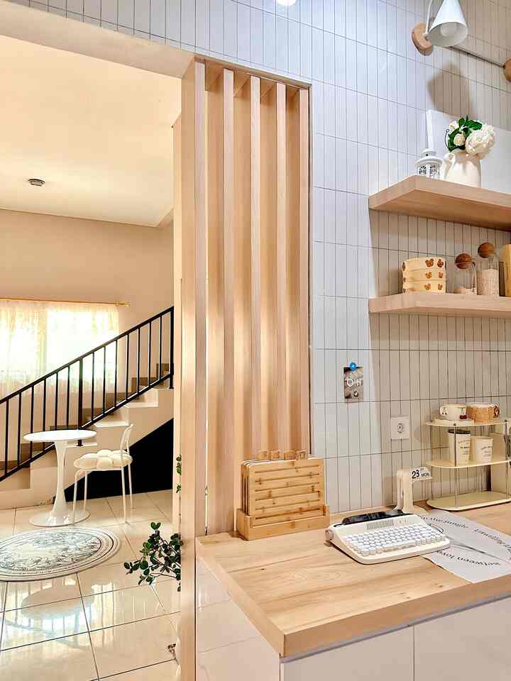 Transformasi Pintu Dapur ✨

Awalnya dari ruang tamu menuju dapur ini ada pintu. Tapi dengan adanya pintu ini kami merasa khawatir saat anak-anak bolak balik ke dapur, akhirnya kami memutuskan untuk renovasi pintu ini diganti dengan partisi agar memudahkan kami menuju dapur tanpa buka pintu. Dan dengan menggunakan partisi ini memberikan kesan ruangan menjadi lebih luas. Anak-anak pun bisa bolak balik ke dapur menjadi lebih mudah dan tidak khawatir akan terjepit pintu.

#PintuDapur
#SmallChangesBigImpact
#InspirasiRenovasi
#KitchenSet