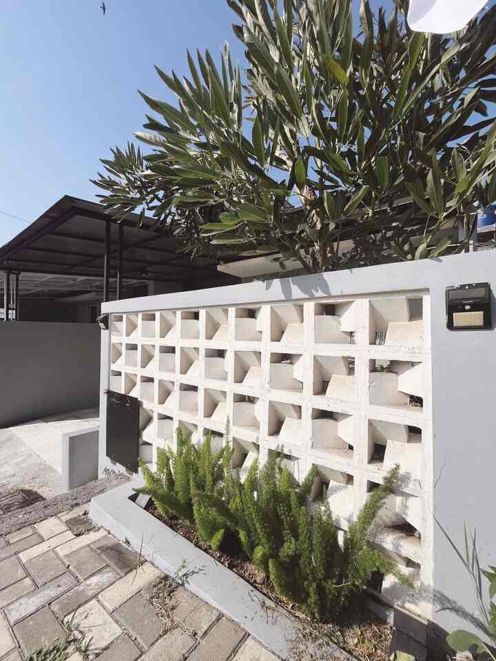 ✨ Tak ada pagar, Roster pun jadi 

Komplek rumah kami memang tidak memperbolehkan penggunaan pagar di depan rumah. 
Tapi sebagai team introvert, akhirnya kami mengakalinya dengan memakai roster di sisi taman kering. 
Plusnya bagian pintu tidak langsung terlihat dari depan rumah dan kami jadi memiliki area taman kering yg lebih privat. 

#InspirasiPagar #PagarStyle #PagarRoster #RosterMinimalis #CatOutdoor #KursiTaman #TamanKering #TanamanOutdoor