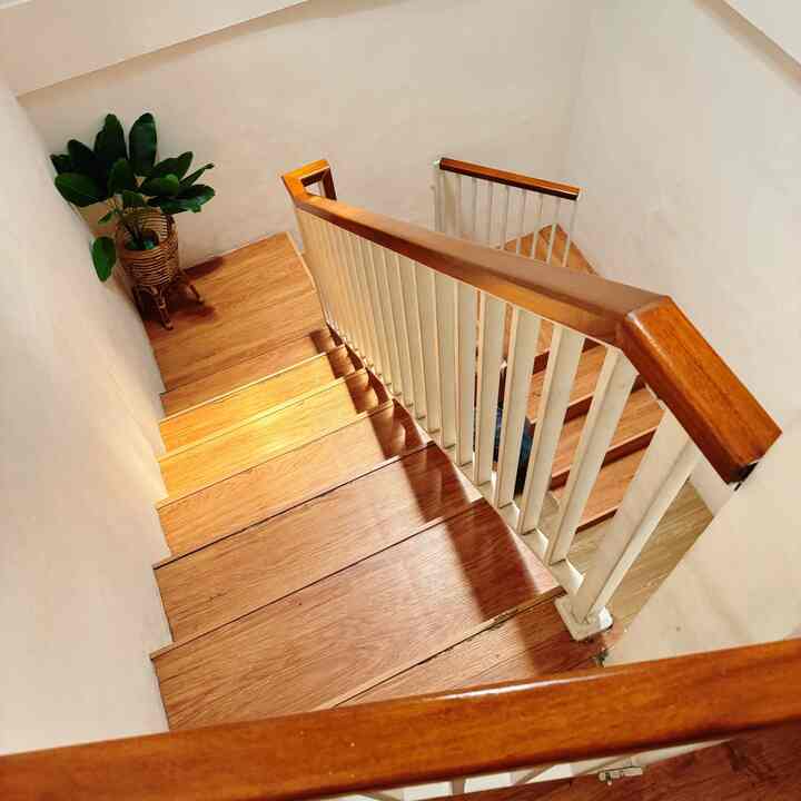 Transformasi kecil namun buat perubahan yang signifikan ✨

Before - After Tangga 
Dengan mengganti railing dan lantai yang ditutup vynil langsung terlihat perubahan yang memperindah tangga ☺️🫶🏻

Before - After Ruang keluarga
Begitu juga area ini yang lantainya dirubah dengan keramik granit design kayu , dan pvc di tembok membuat lebih senada dan luas

#Keramikgranit #vynilpvc #wallpaperpvc #catrumahminimalis #SmallChangesBigImpact #InspirasiRenovasi