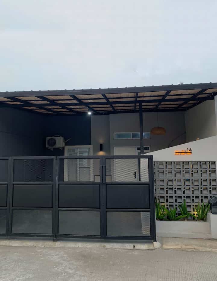 Pagar ini bergaya industrial warna hitam menyesuaikan dengan warna fasad yg dominan perpaduan warna abu-abu.
Kami memadukan pagar hitam berbahan expanded dan plat besi dengan pagar roaster yang dibuat aksen bentuk miring supaya memiliki ciri khas.
Pemilihan warna hitam juga agar lebih matching dengan warna kanopi.

#PagarMinimalis #PagarRoaster #PagarMetal #InspirasiPagar #PagarStyle