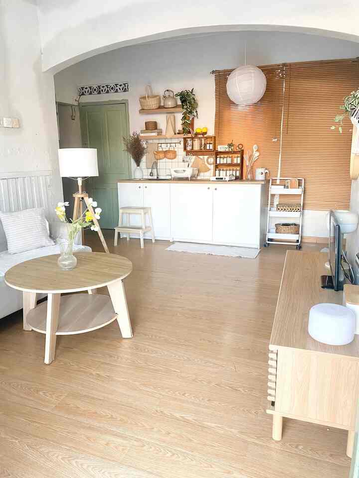 Haloo tetangga online selamat datang di rumdin adiba (rumah dinas adiba)
Mau share terkait transformasi drastis dan ruangan paling estetik yg aku suka dari rumah ini adalah bagian living room
Awalnya living room ini hanya berukuran 3x3 yg disekat dengan tembok seperti slide 2
Karna aku pngen ruangan tampak lebih lega dan ingin mengusung konsep open plan, maka dari itu aku bobok temboknya dan saling menyatu dengan kitchen set aku. Agar memberikan looks bersih dan luas tentu saja aku memakai cat tembok dengan warna putih
PR yg ga pernah berhenti dari rumah dinas ini adalah tembok yg lembab, awalnya aku pasang tembok belakang sofa dengan wallbaten karna ruangan terlalu lembab jadilah wallbaten aku menjadi jamuran
Maka dari itu, aku ganti dengan melapisi wallbaten dengan kertasive agar looks japandinya menjadi lebih kerasa hangat 🤍🤎 #lantaivynilstiker #wallbatenestetik #sofaminimalis #warnacatrumah #standinglamp #inspirasilivingroom
#smallchangesbigimpact #inspirasirenovasi