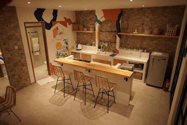 Sedikit demi sedikit menata rumah ternyata lumayan menguras kantong yaa tetangga onlinee.. maka dari itu sedikit demi sedikit saja saya menghias rumah, untuk barang2 yang fungsi nya hanya sebagai penghias rumah, saya skip di awal, saya dahulukan barang2 prioritas, seperti kompor, microwave, ac dll, setelah semua terpenuhi, dikit demi sedikit menyicil pernak pernik centil di dalam rumah, contohnya seperti di dapur ini, saya membeli tanaman-tanaman artificial dan pot pot gemas hasil browsing di shopee, setelah di tata sedemikian rupa.. ternyata hasilnya WOOOOW centik sekalii! semakin tropical, semakin segar dan betah rasanya di dapur 





#KitchenSetMinimalis 
#KursiBarDapur
#SmallChangesBigImpact
#InspirasiRenovasi #TanamanArtificial #PotGerabah #VasLucu #moroccanmediterranean 
#moroccan 
#mediterranean 
#homedecoinspo 
#rumahmoroccanmediterranean
#rumahmediterranean