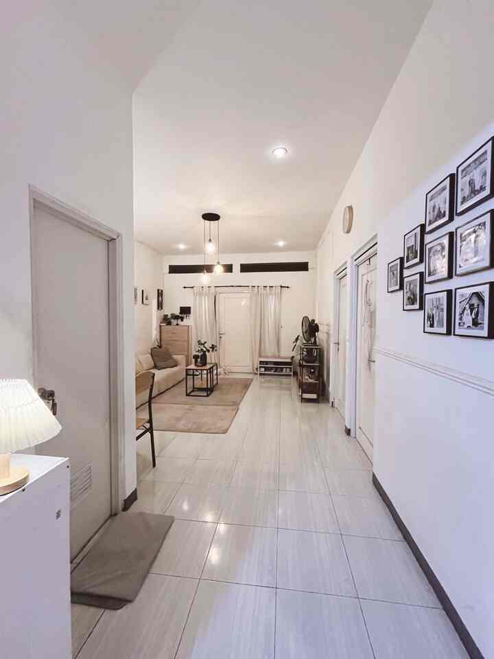✨ Lighting & Color 

Perubahan kecil yang bisa berdampak besar di rumah kami adalah mengganti warna. 

Kami mengganti tone warna sofa & gorden dengan warna yang lebih terang, dari semula yang berwarna abu tua menjadi warna putih. 
Selain itu kami juga mengganti model sofa menjadi lebih minimalis. Efeknya ruangan jadi terlihat lebih luas. 

Selain itu kami juga menambahkan ambience lighting di beberapa titik living room. Ruangan jadi jauh lebih cozy dibandingkan hanya menggunakan lampu plafon. 

Cobain deh bermain dengan warna dan lighting kalo lagi bosen dan ingin suasana baru di rumah. 

#SmallChangesBigImpact #InspirasiRenovasi #SofaMinimalis #lampuestetik #framefoto #gordenminimalis
