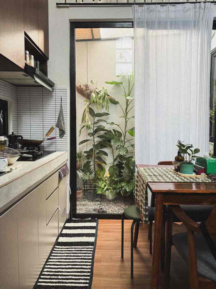 ✨ Sebuah Tips Kecil TAPI Bikin Pangling ✨

Keputusan terbaikku di tahun ini adalah mengganti lantai dengan menggunakan vinyl!

Awalnya ragu untuk menumpuk vinyl di lantai granitku. Namun berhubung lantaiku tidak bagus pemasangannya, salah satu cara ekonomis tapi juga tetap berfungsi maksimal adalah dengan memberikan vinyl / SPC. Tidak cuma memberikan tampilan yang lebih rapi, namun warna kayunya dapat membuat furniture lebih menonjol dan juga suasana menjadi lebih warm. 

#Lantai #LantaiVinyl #LantaiSPC #Karpet #TaplakMejaMinimalis #SmallChangesBigImpact
#InspirasiRenovasi