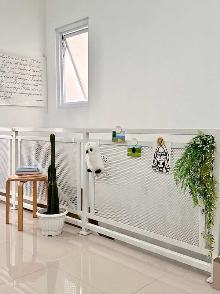 Railing tangga dari besi perforated ini menurutku punya kombinasi yang pas antara fungsi dan estetika. Look-nya modern dengan desain yang minimalis, tapi tetap ngasih ‘karakter’ ke area tangga. Ruangan jadi terlihat lebih stylish sambil tetap mengutamakan keselamatan👌🏽

#besiperforated #railingtanggaminimalis #railingbesi #catrumahminimalis #stool #bangkukayu  #granitmotifkayu #inspirasitangga #inspirasirailingtangga #tanggastyle #railingstyle #dalkomspace

