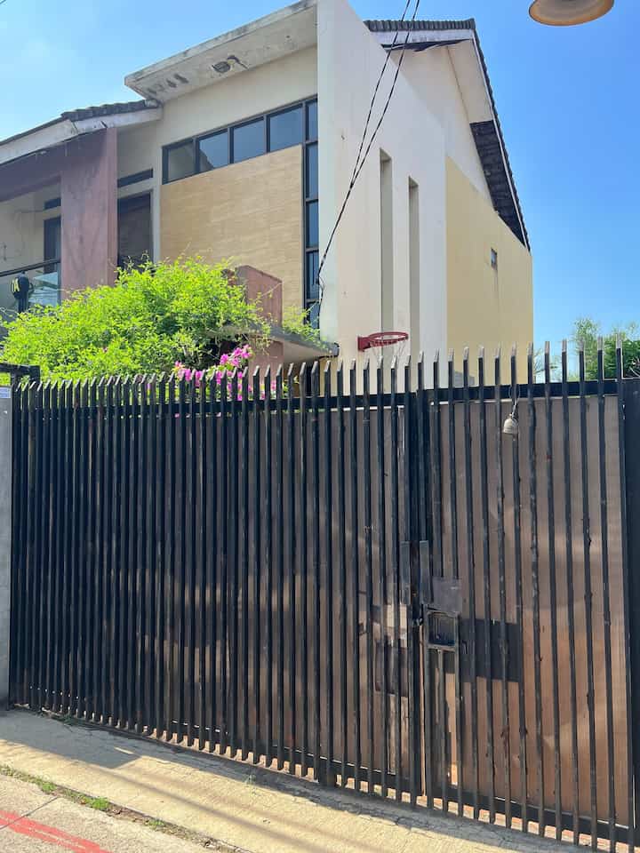 Pagar yang Bieshouse gunakan tidak sesuai dengan tema rumah yang scandinavian style karena didalam pagar terdapat dua rumah dengan tipe berbeda . Aku memilih pagar ini karna ingin terlihan minimalis dan rapi . Pagar tinggi agar tidak mudah terlihat dari tampak luar. Material yang digunakan besi yang dilapisi fiber agar lebih aman. Kedepannya pagar ini akan aku cat putih agar sesuai dengan tema rumah . #pagarkayu #pagarbesi #pagarminimalis #pagarrumahminimalis #fasadrumah #pagarfasad #pagartinggi 
