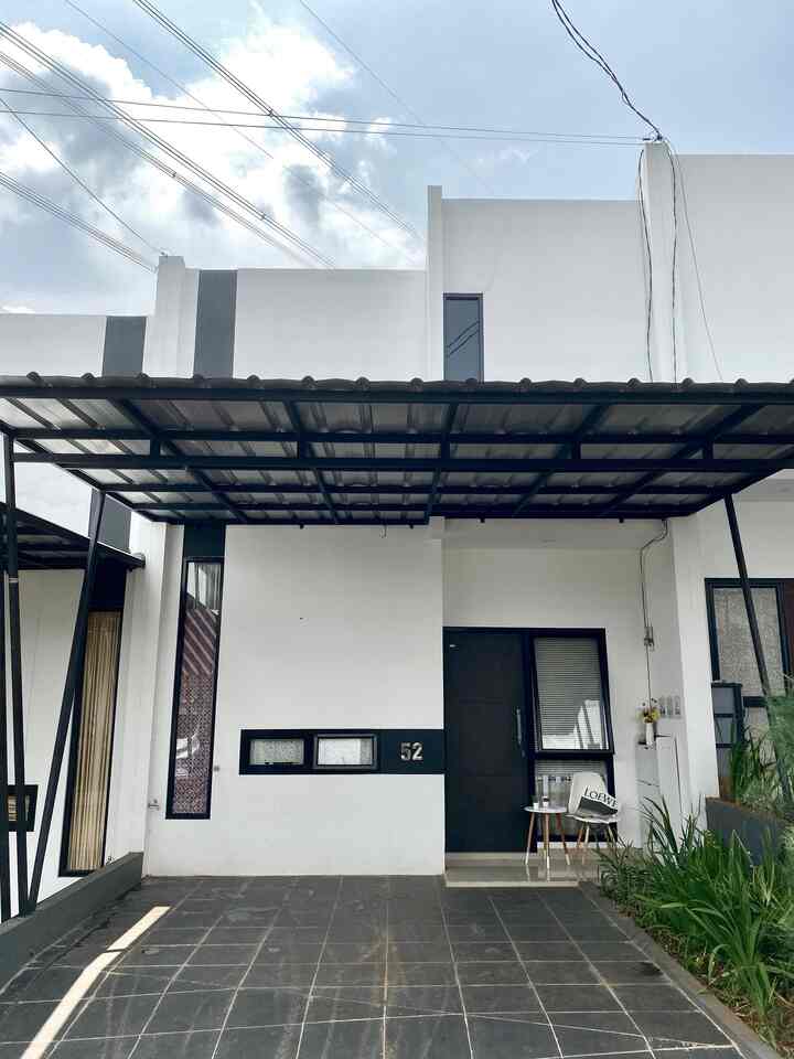 Fasad rumah bawaan developer di rumah kontrakan 🍂

Rumah ini karena masih kami sewa jadi tidak ada perubahan yang banyak pada bagian depan. Semua masih seperti awal pembangunan salpai saat ini kami tempati. 

Dekorasi pada terasa membuat suasana jadi lebih minimalis, karena kami tidak dapat merubah cat dan semua yang ada pada fasad, sehingga dengan menambah dekorasi membuat bagian depan teras rumah ini lebih estetik.

#MejaTerasMinimalis #InspirasiFasad #FasadStyle