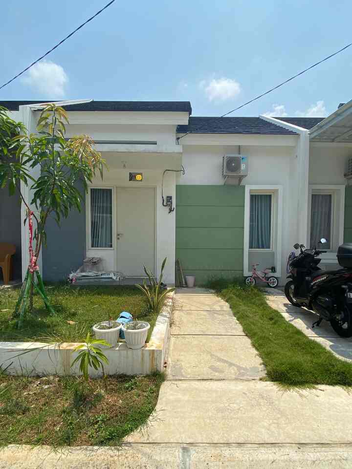 Fasad Rumah Pinky Mama yang memang tidak ada pagarnya 💕 Memang sudah peraturan dari cluster yang kami tinggali bahwa fasad rumah ini tidak diperbolehkan untuk diberi pagar. Jadi hampir semua rumah disini memiliki fasad yang sama. Dengan dua jendela serta aksen tembok berwarna hijau dari propan dan warna putih dari nippon paint 🫶🏻

#inspirasifasad #fasadcluster #pagarstyle #inspirasipagar #idefasad #fasadrumah