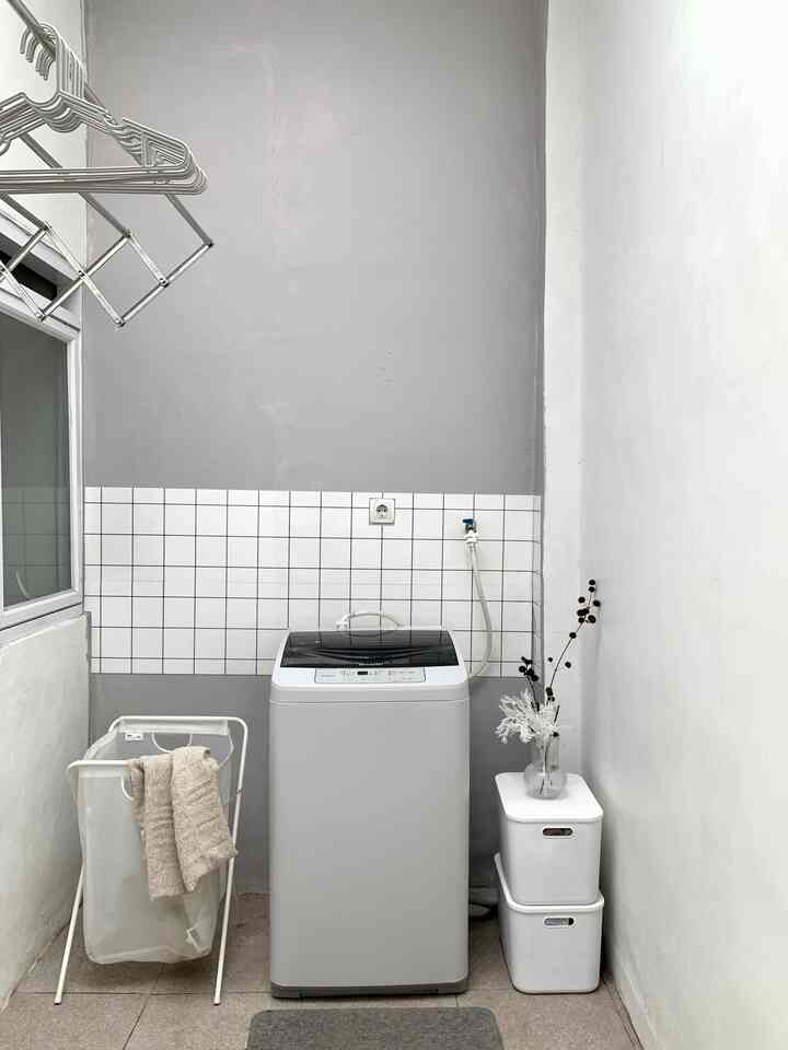 Before-after Laundry Room🪄
Karena laundry room lama kita catnya udh kusam, jadi kita cat ulang dengan menambahkan warna abu serta walpaper dinding.
Meskipun cuma re-paint aja udah bikin tampilan laundry room jadi lebih fresh kannn✨

#CatRumahMinimalis #WallpaperDinding #WallpaperEstetik #CatLaundryRoom #SmallChangesBigImpact
#InspirasiRenovasi