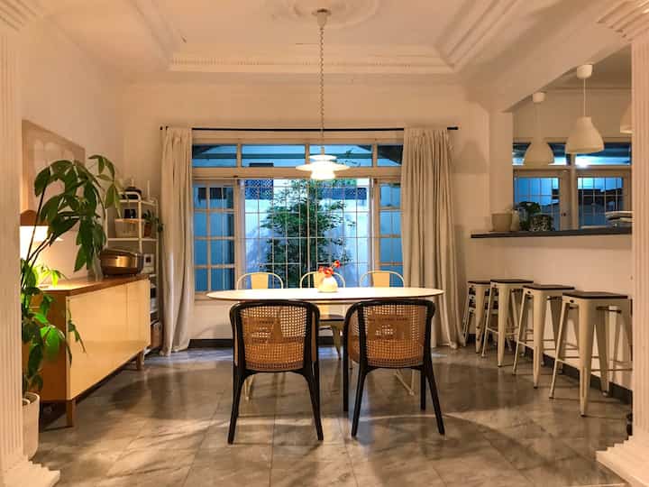 Saat beli rumah ini ada dinding diantara ruang makan dan dapur dengan lubang kecil untuk mengantar makanan ciri khas rumah tahun 80-an.  Hanya dengan menghilangkan dinding tersebut lalu membuat semi-bar, ruangan menjadi terasa jauh lebih luas. Selain itu hanya mengecat ulang dengan warna putih, menghilangkan ukiran dari teralis, menghilangkan wastafel, ruangan jadul menjadi lebih modern. Sedikit bayangan ruangan sebelum renovasi di slide terakhir. 

#catinteriorputih #SmallChangesBigImpact
#InspirasiRenovasi #diningroom #renovasiruangmakan #indoorplants