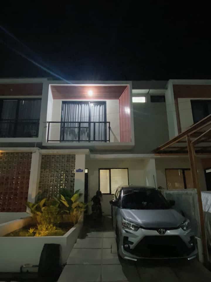 Ohayo Good evening 🙌🏻❤️

Because Nara's house doesn't have a fence yet, let's see the facade of Nara House

This facade is in a Minamlis style with wooden accents, maybe the facade is what I saw when I bought this house from the developer
nothing can be changed for this facade because the cluster house is probably a garden area that can be changed

#MinimalistHouseFacade
#FacadeInspiration
#FacadeStyle
#narahous
#bauhaus
#minimalistgarden