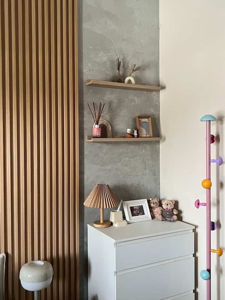 Salah satu sudut kamar yang awalnya terlihat awkward karena tembok expose terlihat biasa aja

Kemudian kami rombak sedikit untuk sekadar menambahkan item dekorasi berupa ambalan ✨ 

Setelah ambalan dipasang ternyata vibe sudut ini menjadi lebih hidup nan estetik 

#ambalanminimalis #lampukamartidur #lemarikamartidur #vasbungaestetik #warnacatkamar #SmallChangesBigImpact
#InspirasiRenovasi