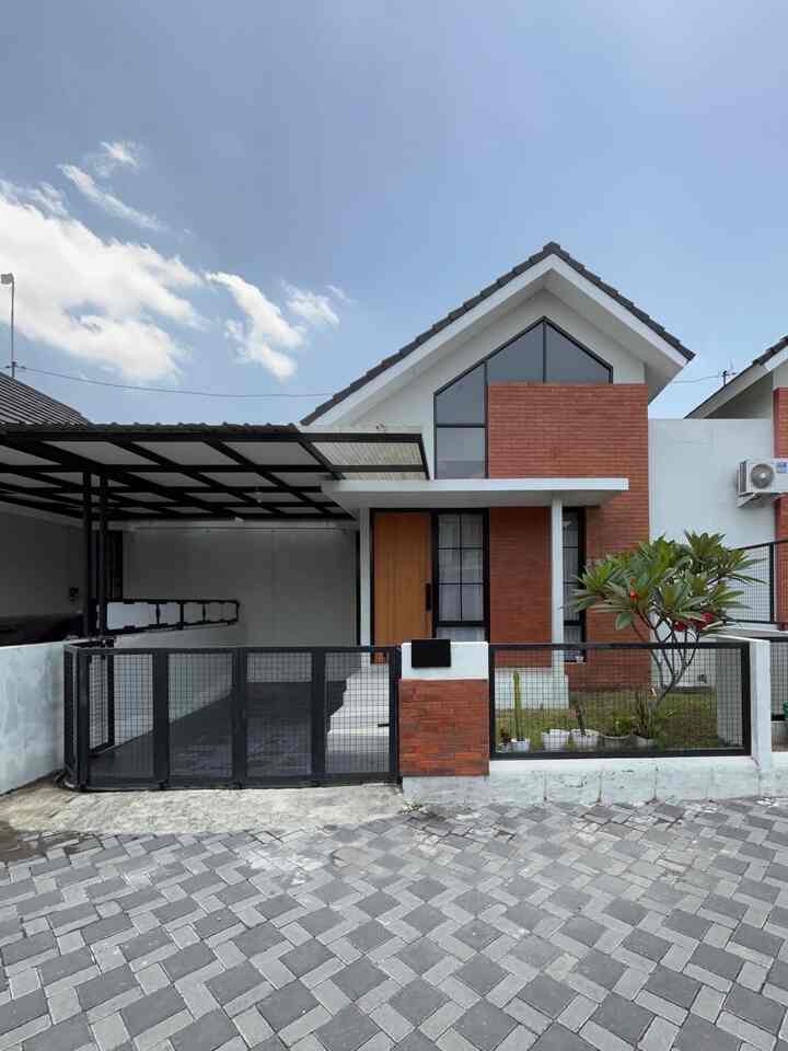 Pagar di rumahku ini menggunakan bahan wiremesh dg ukuran 5 cm..
aku memilih pagar ini karena fasad rumahku bergaya industrial, jd sangat identik dg besi dan warna hitam.
sehingga dengan dipasangnya pagar ini jadi memperkuat tema industrial yg nampak di fasad rumahku 🤎


#PagarMinimalis #PagarRumahMinimalis #PagarBesi #InspirasiPagar #PagarStyle #FadasStyle