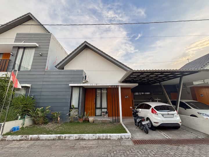 Transformasi fasad dari waktu ke waktu
 
Setelah menempati rumah selama 4 tahun, eskterior/fasad rumah ini sudah mulai perlu peremajaan terutama area yg terkena sinar matahari & hujan secara langsung. Pohon ketapang kencana juga kami putuskan untuk ditebang karena takut akarnya akan semakin menjalar dan merusak bangunan rumah.

#kusenaluminium #raksepatu #kanopiUPVC #potterracotta #InspirasiFasad #FasadStyle
