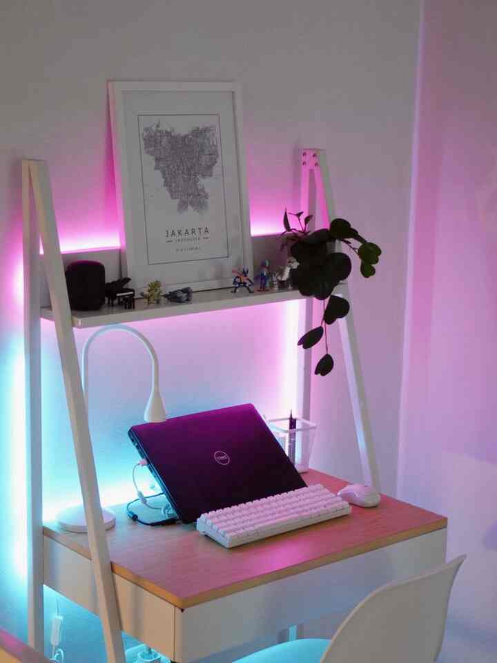 Salah satu renovasi kecil yang kami lakukan di rumah @meehomey adalah renovasi lighting di ruang kerja. Ruang kerja yang awalnya cukup gelap karena penerangannya belum optimal, kemudian dilakukan renovasi kecil dengan menambahkan lighting di belakang area meja kerja. Penerangan tambahan yang digunakan adalah penggunaan lampu LED strip dengan warna yang cukup mencolok dan kontras, yakni warna pink dan biru.
Penambahan penerangan ini memberikan kesan yang unik karena warna yang dipilih bukan warna yang umum digunakan.
Renovasi kecil yang dilakukan di rumah sebaiknya dilakukan dengan menyesuaikan keperluan dan juga budget yang ada. Karena terkadang perubahan kecil dapat menonjolkan kesan unik di suatu area rumah.

#IkeaFejka #ikeadronjons #kursiviralinforma #SmallChangesBigImpact #InpirasiRenovasi