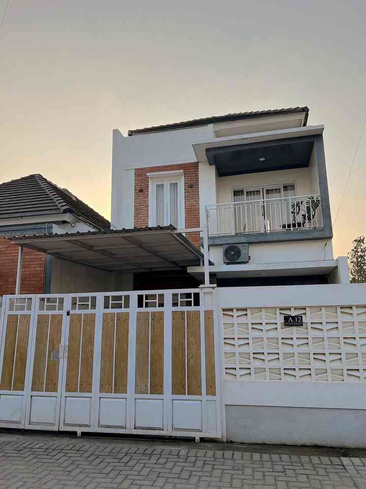 Pagar Rumahku…
setelah hampir 4 tahun di tempati, warna cat mulai pudar. saatnya repaint bulan depan hihi ✨

pagar ini menggunakan perpaduan pagar besi dan GRC dengan serat kayu. catnya juga menyerupai kayu.
sisi sebelahnya, menggunakan pagar beton dengan campuran roster untuk sirkulasi udaranya..

#PagarMinimalis
#PagarGRC
#InspirasiPagar
#PagarBesi
#PagarRoster
#PagarStyle