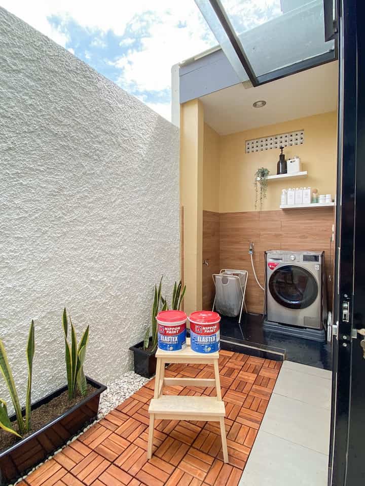 Mini Renovasi Laundry Room & Taman Belakang

Kami melakukan renovasi kecil untuk area laundry room ini dengan melakukan pengecatan memakai cat waterprood serta menambahkan decking kayu agar suasana terasa lebih hangat untuk taman belakang.

#CatRumah #CatEksterior #DeckingKayu #PotTanaman #ArtificialPlant #SmallChangesBigImpact #InspirasiRenovasi