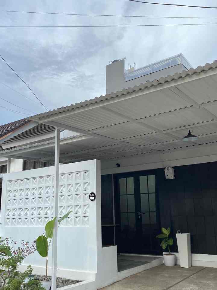 Minimalist house facade

Home area without fence, because in our housing complex we are not allowed to install fence. For that, as a boundary from the outside area we added a roaster in front of the house for more privacy.

#roaster #tembokroaster #cateksterior #tempatpayung #anyamansintetis #pottanaman #InspirasiFasad #FasadStyle