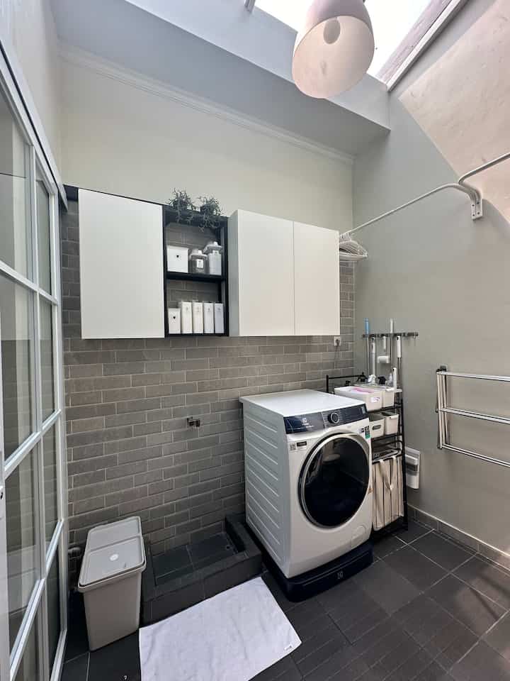 • Upgraded Laundry Room •

Hello, O!House friend, semula ruang laundry-ku cukup sederhana (Slide 2: Foto BEFORE). Kemudian aku menambahkan beberapa kabinet IKEA untuk menyimpan stok deterjen, sabun cuci piring, larutan pel, lap piring, dll.

Aku menggunakan kabinet ENHET putih ukuran 40x17x75cm, rak ENHET hitam ukuran 40x15x75cm dan kabinet KNOXHULT putih ukuran 80x17x75cm.

Aku sangat menyukai hasilnya, dengan penambahan kabinet ini, laundry room-ku jadi ter-upgrade look-nya dan juga semakin fungsional.

Selain itu aku juga mengganti mesin cuci menjadi bukaan depan dan memiliki fitur pengeringan agar semakin memudahkan jika membutuhkan mencuci baju dengan cepat.

Selain menambahkan kabinet dan mengganti mesin cuci, semua barang yang aku gunakan masih sama (laundry bag/basket, gantungan hanger, rak jemuran, dll)

#SmallChangesBigImpact
#InspirasiRenovasi
#LaundryRoom
#KabinetLaundryRoom
#CompactLaundryRoom
#IkeaEnhet
#IkeaKnoxhult
#LampuGantung
#IkeaMelodi