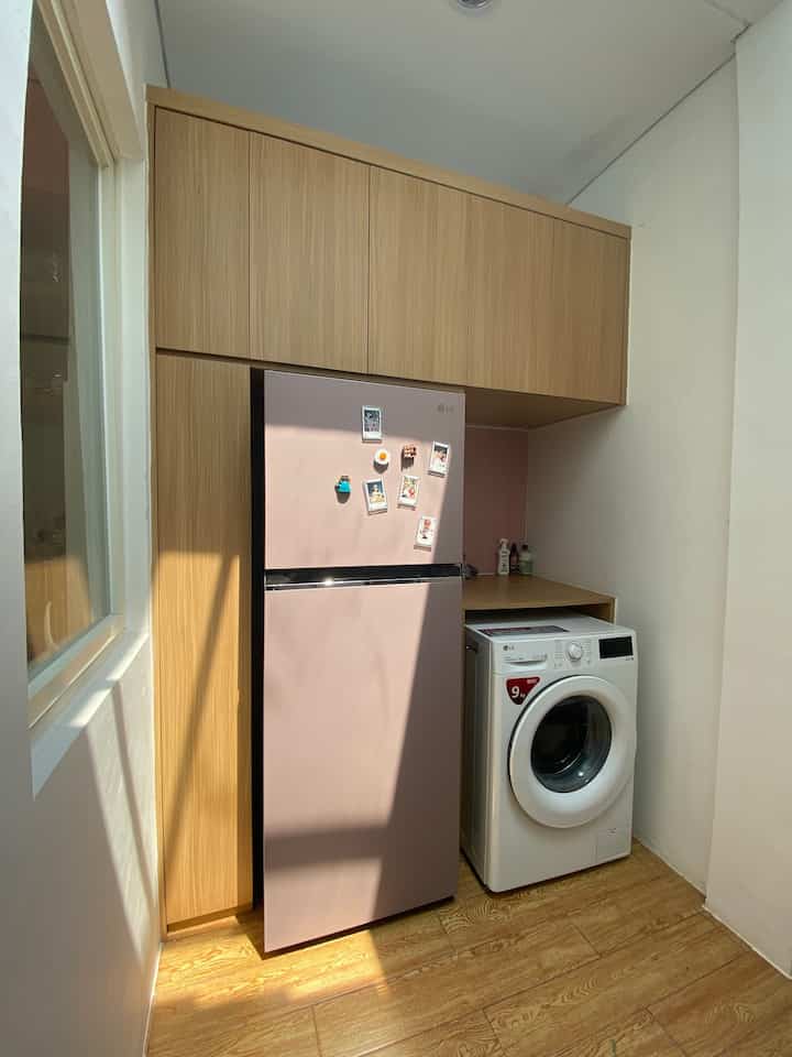 Laundry room ini pada awalnya merupakan tanah kosong yang seharusnya jadi taman belakang. Namun, keterbatasan ruangan yang kami punya di Rumah Pinky Mama, maka kami renovasi taman ini menjadi laundry room. Dengan atap kaca, ruangan full kabinet custom ini menjadi cukup terang dengan cahaya alami matahari.


#laundryroom #inspirasirenovasi #iderenovasi #smallchangesbigimpact #tempatcuci #idelaundryroom