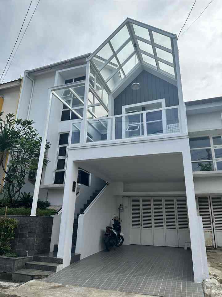 • Non-Fence Facade in Cluster House •

Hello, O!House friends, my house is in a cluster so I don't have a fence. However, I use railings on the balcony above the carport.

The railing on the balcony is made of hollow iron with 8mm tempered glass finishing, uniform with the canopy above the stairs and balcony.

I also have a small garden where I planted Balinese pandan and frangipani trees with pink flowers. Some short plants and elephant grass planted underneath are quite refreshing to the eyes.

#Pvc Ceiling
#FacadeInspiration
#FacadeStyle
#PinkFrangipani
#BaliPandan
#HangingLamp
#TemperedGlassRailing
#TemperedGlassCanopy
