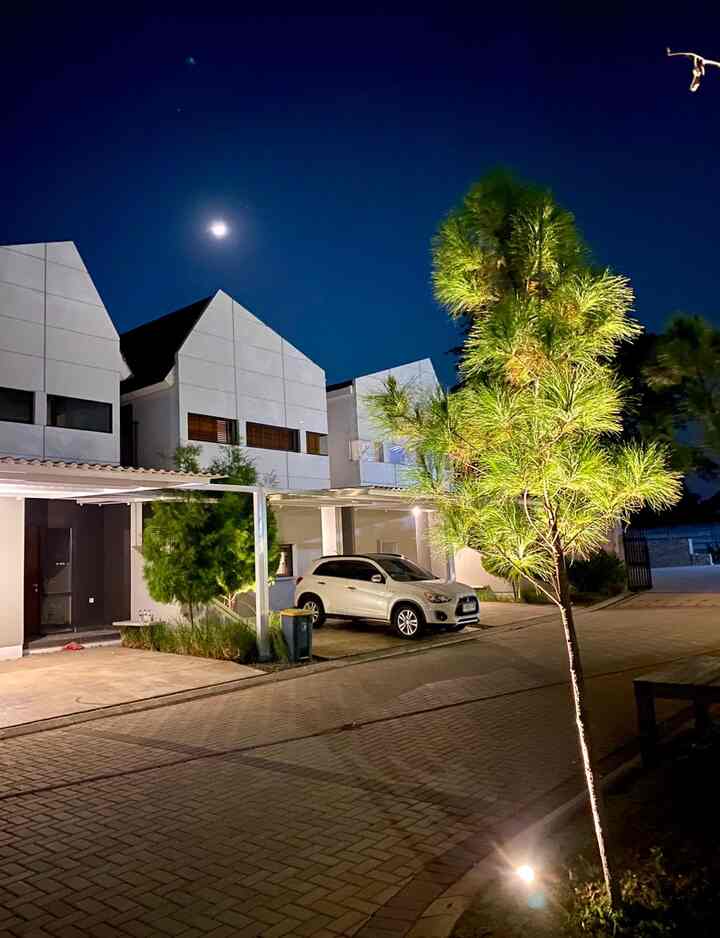 The front facade of this house features a simple and minimalist design, with a stylish asymmetrical roof touch. The alderon car roof was chosen to provide extra protection while adding aesthetics. The walls are dominated by neutral colors, giving a modern and clean impression. The windows extending to the side on the upper floor maximize natural light, making the appearance of the house look more spacious and comfortable. 
#woodenblind #alderon #acehardwaretempatsampah #tempatsampah #pohoncemaraudang #inspirasifasad #fasadstyle