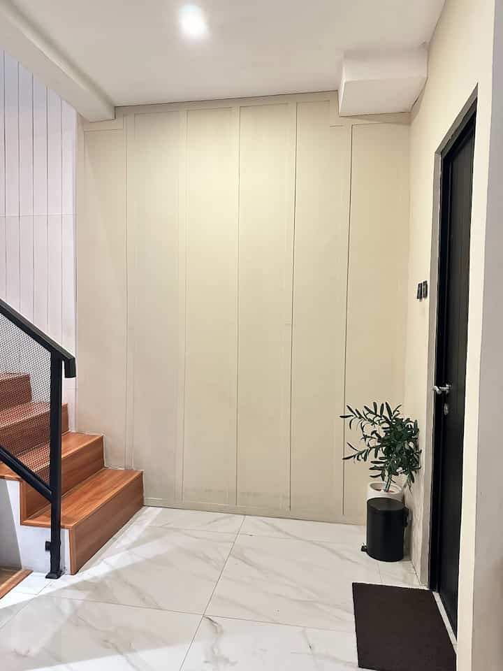 Hi Tetangga,

Untuk merubah tampilan dirumah ini, kami memilih untuk menambah wall decor di bbrp area dengan design yg berbeda-beda.

Kami memilih wallbaten dengan material HMR karena biayanya yg affordable. Kami menggunakan HMR dengan ukuran 5 dan 10cm disesuaikan dengan design. 

Kami jg memilih cat dengan warna earth tone agar menciptakan warmy looks. 

Dengan penambahan walldecor HMR ini membuat
looks berubah yg awal nya tembok kami tidak rata dan berkelupas sekarang menjadi lebih rapi dan terisi. 

#catrumahminimalis #hmr #wallbatten
#wallbaten #walldecor #spc #smallchangesbigimpact #inspirasirenovasi 