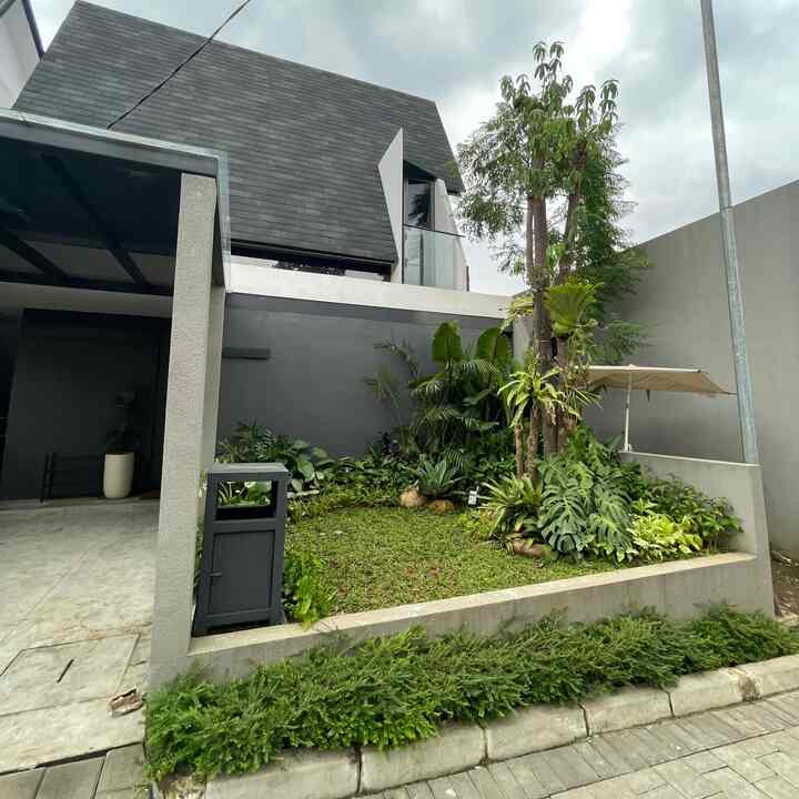 Because this house is a developer's house, the facade of the house is the same as the other neighbors. I took this house because the walls of the house with the next neighbor are not attached and because it is on the corner, it is slightly wider for the side area. The roof of the house uses bitumen which can reduce the heat of sunlight and give a neater impression. 
#BitumenRoof
#MinimalistGarden
#MinimalistFacade
#FacadeWithoutFence
#HouseFacade
#FacadeInspiration
#FacadeStyle