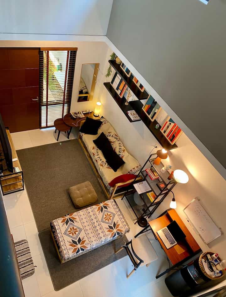 Living room ini tampak cerah di slide pertama dengan lukisan-lukisan terjangkau, sofa blanket bohemian, dan dominasi warna oranye-merah yang memberi kesan hidup. Slide kedua adalah foto sebelum living room didekorasi. Slide ketiga memperlihatkan bawah tangga sebelum diberikan lemari, sementara di slide keempat sudah diubah menjadi gudang mini dengan lemari besi perforated putih. Material perforated ini penting sekali, menjaga gudang tetap berventilasi dan menghindari bau pengap. #smallchangesbigimpact #inspirasirenovasi #besipervorated #karpetminimalis #sofablanket #sofaminimalis