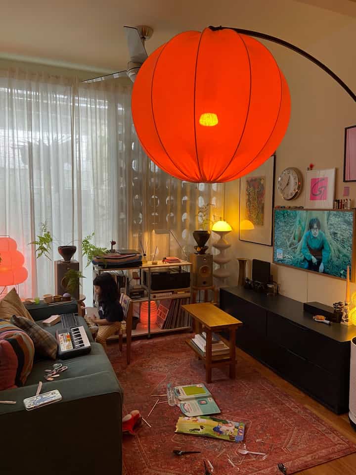 Sudut kecil duniaku. Menikmati akhir pekan hingga akhir hayat di rumah

#rumahnidcenturymodern
#cabinettvmidcentury
#framefoto
#inspirasiruangtamu
#ruangtamystyle
#livingroomdecor