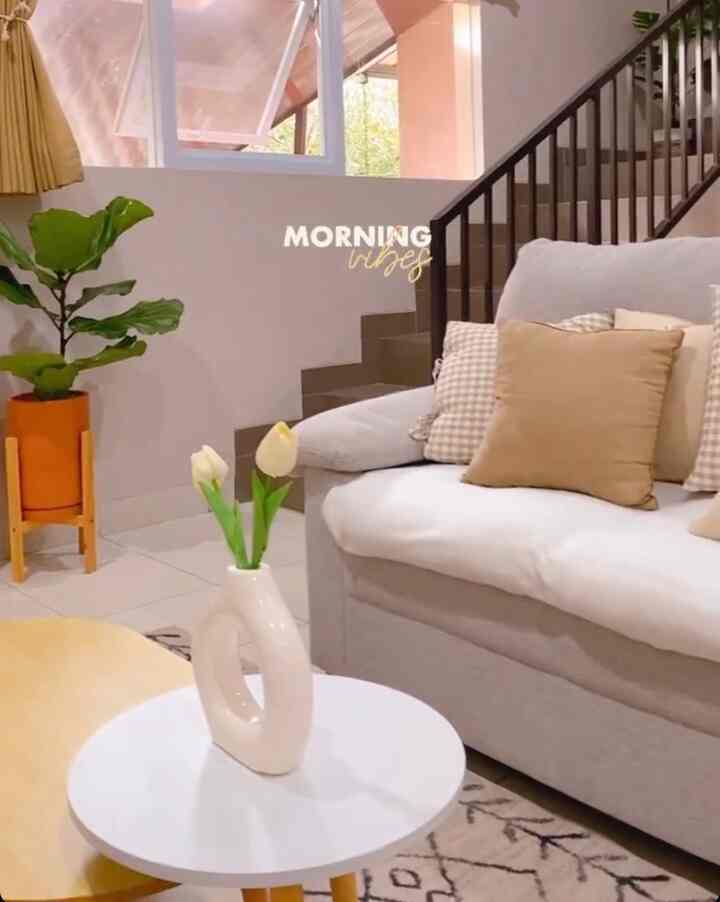 Ruang Tamu ✨

Ruang tamu kami masih sederhana. Kami menggunakan sofa U shape yang terdiri dari 3 seater, 2 seater & 1 seater dengan meja minimalis yg berbentuk oval & bulat. Tak lupa kami pun menggunakan karpet agar lebih nyaman & hangat.

#RuangTamu
#InspirasiRuangTamu
#RuangTamuStyle
#RuangTamuMinimalis