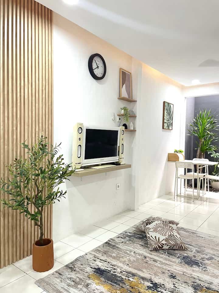 Perubahan kecil yang kami lakukan pada ruang tengah ini yaitu pemasangan WPC wall panel dan penambahan rak dinding untuk dekorasi agar ruangan ini tidak membosankan. 
Setelah pemasangan wall panel suasana ruangan ini menjadi lebih hangat efek dari warna & motif kayu pada wall panel. 
Di slide terakhir terlihat foto sebelum renovasi kecil dilakukan. 
Semoga postingan ini menginspirasi teman-teman. 

#SmallChangeBigImpact
#InspirasiRenovasi
#RakDinding
#DecorationIdea
#InspirasiRuangTv
#InspirasiWallPanel
#RuangTvMinimalis
#TanamanArtificial


