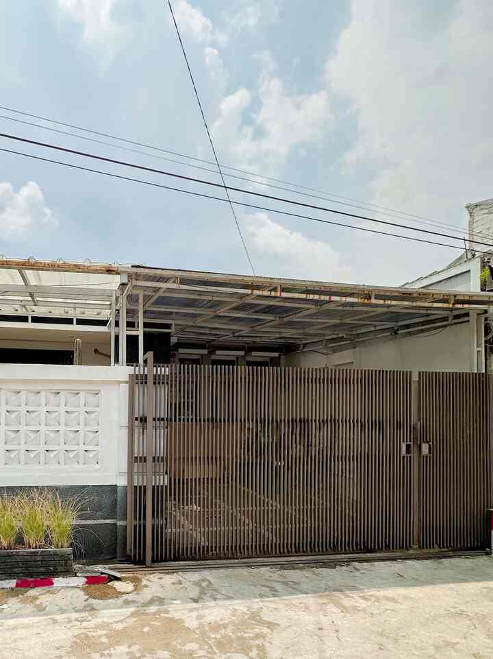 Kami memilih pagar tinggi selain untuk keamanan juga untuk mejaga privasi si pemilik rumah. Material yang kami gunakan adalah besi hollow selain kuat besi hollow juga membuat tampilan fasad kami terlihat simple. #PagarMinimalis #PagarMetal #PagarRumahMinimalis #InspirasiPagar
#PagarStyle