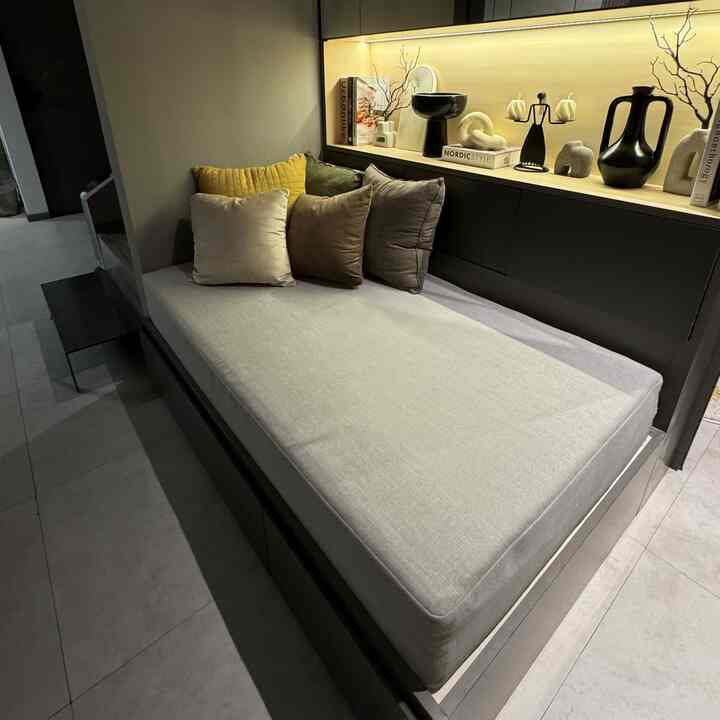 Awalnya ruangan ini adalah kamar dan toilet untuk ART tetapi karena kami rasa juga terlalu sempit untuk dibuat kamar jadilah direnov menjadi bench/sofa untuk santai..untuk toilet ART tidak dirubah..jadilah di bagian belakang bench dibuat pintu kamuflase ke arah gudang kecil dan tetap ada toilet ART. Bench ini juga dapat digunakan kalau sofa living room tidak muat menampung tamu. Ruangan juga terlihat lebih luas dengan adanya bench ini.
#SofaMinimalis
#SofaSantai
#SmallChangesBigImpact
#InspirasiRenovasi