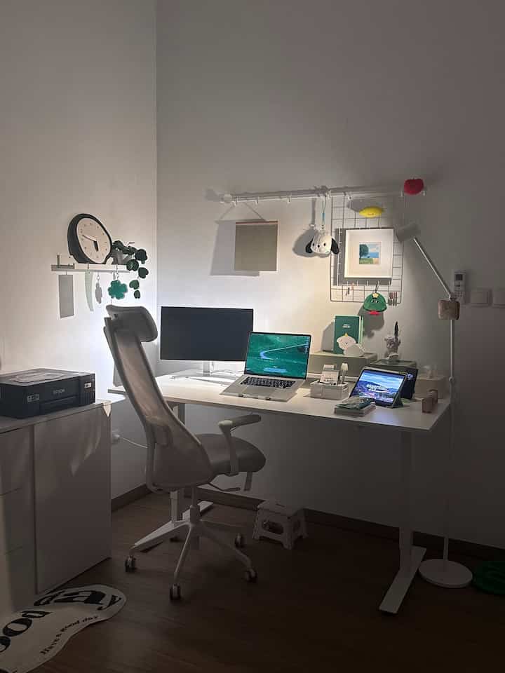 Transformasi area kerja di kamarku ini adalah contoh dari #SmallChangesBigImpact yang nyata! Setiap pemindahan dan penambahan, seperti rak dinding, tirai jendela, dan items dekoratif lainnya, membawa nuansa baru yang bisa membuatku terus terinspirasi dan berkreasi💡✨

#inspirasirenovasi #mejakerja #kursiergonomis #venetianblind #rakambalan #wallrails #lampubaca #tirai