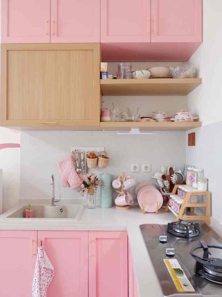 Dapur Pinky Mama yang kami desain dengan denah letter L. Kami pilih menggunakan top table solid surface karena memang dari segi biaya sangat ekonomis dan bahannya cukup kuat. Untuk motifpun kami pilih motif terrazo dengan warna cream. Begitu juga westafel dari Zehn+ berwarna granite sand yang cantik dan luas, menambah nilai estetika di dapur ini. Finishing cat duco pada kitchen set ini juga menjadi pilihan kami, karena warna pilihan kami hanya ada pada pada finishing cat duco. Semoga menginspirasi ya! 💕


#kitchenset #makeoversapur #dapuropenspace #dapurpinkymama #kitchensetduco #dapurletterL #kitcensetminimalis