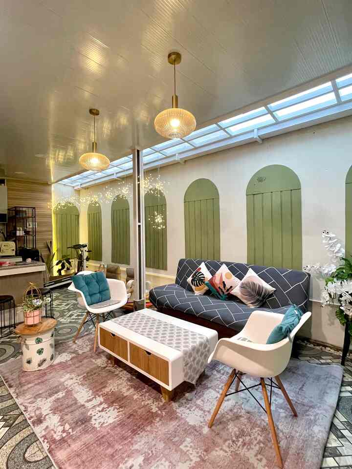 Rumah jodoh-jodohan? Bener banget ya.. kadang kita memilih rumah itu karena klop dengan sekolah anak yang dekat, rumah yang sesuai budget, dan juga lingkungan yang kondusif. Untuk aku sendiri rumah ini sudah disediakan suami sejak sebelum menikah, jadi tidak bisa pilah pilih. Tapi, Alhamdulillah dengan bertempat tinggal di sini kami bisa menemukan sekolah yang cocok buat anak serta bisa memanfaatkan fasilita-fasilitas umum perumahan elit yang lokasinya bersebelahan dengan perumahan kami. Walaupun kami tidak tinggal di cluster elit, tapi setiap hari kami wara-wiri melewati gerbang utama perumahan elit tersebut dan juga bisa menikmati fasilitas umum yang disediakan di sana karena warga komplek kami diberikan akses untuk itu. Dan kami sangat bersyukur untuk itu semua 🥰 #MyHomeStory #SageGreen #ColonialWhite #TemaCafeModern #MiniHouseTour #CeritaRumahKu