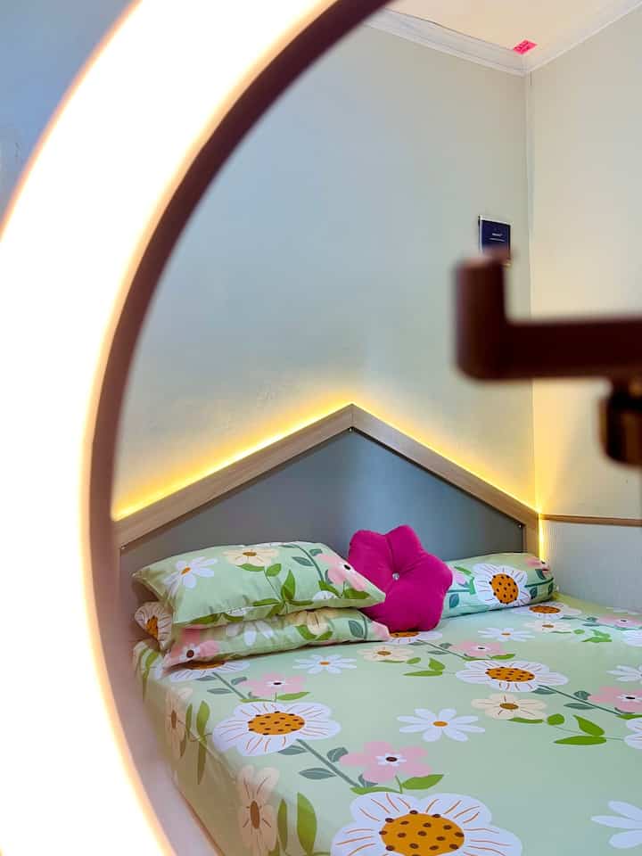 Ringkasan color palette yang ada pada setiap ruangan di rumah kami. Warna-warna paling dominan untuk wall features adalah Clonial White Cream dan Sage green. Namun pada bagian enterence sedikit berbeda, yaitu Dark Teal dan Cream. Sedangkan untuk warna furniture didominasi warna putih dan wood theme. #SageGreen #ColonialWhiteCream #ColorPalette #whiteandwood #SmallHouse #CurrentMood 