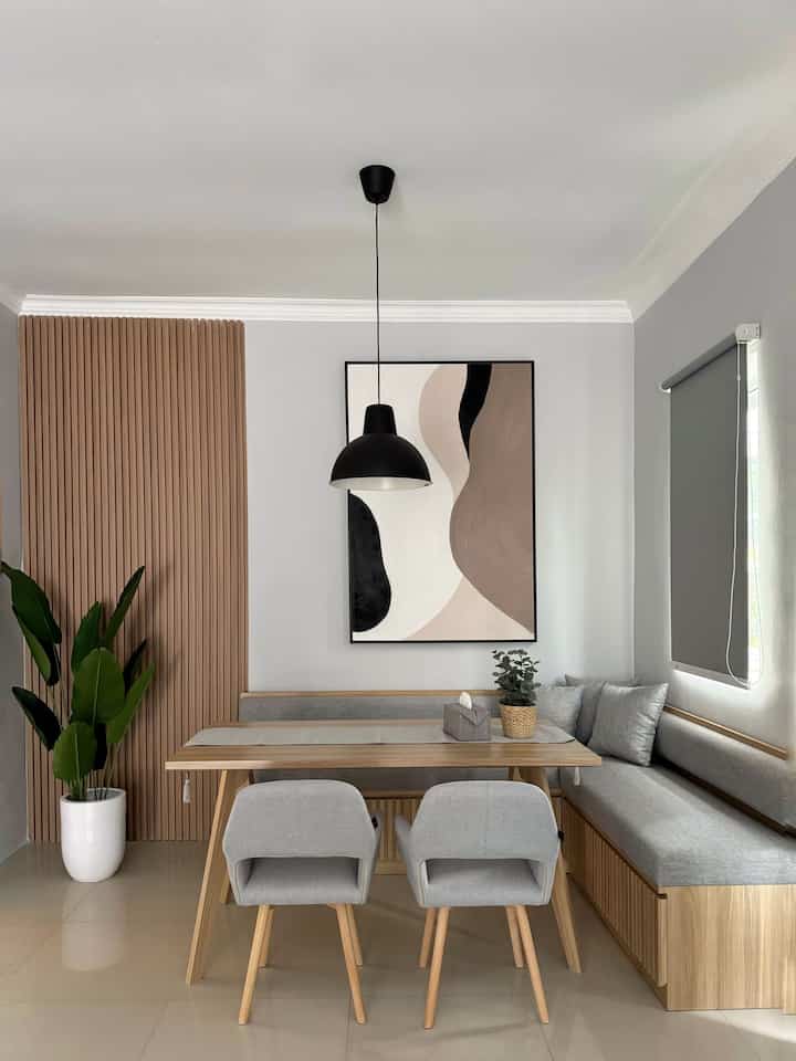 Hai Salam Kenal
Aku Intan, Alhamdulillah ini Rumah kedua aku  

Ruang Makan ini menjadi Center Point di Bumi Kadua ini
Begitu masuk rumah langsung terlihat ruang Makan ini selain Ruang Tamu, karena posisinya berhadapan lurus dengan pintu Masuk, jadi Ruang Makan ini menjadi Centre Point di rumah ini

Model kursi letter L built in custom ini sengaja aku pesan, mau nya ala-ala cafe gitu, selain estetik, kursi model begini bisa muat banyak orang duduk bersantai sambil ngobrol dan ngopi, dengan storage di bagian bawah,untuk menyimpan berbagai macam alat makan, seperti piring, mangkuk bahkan beberapa table runner cadangan jadi selain estetik juga multifungsi

#dinningroomidea
#dinningroom
#mejamakan
#kursimakan
#inspirasimejamakan
#kursimakancustom