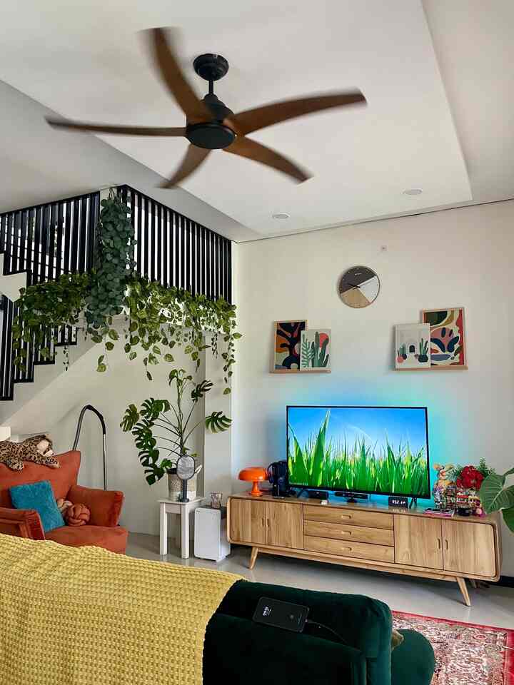 Dari semua ruangan di rumah ini, ini adalah ruangan favoriteku. Sebenernya belum ada perubahan lagi beberapa bulan ini. Kira-kira tambahin dekorasi/item furniture apa lagi yaaa? #BTNOA9