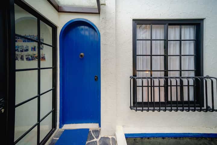 Halo tetangga online, selamat datang di Casa de Likan rumah dengan pintu biru yang menyimpan banyak cerita.
Kali ini kami akan bercerita mengenai kenapa pintu ini berwarna biru, masih menyambung cerita perjalan kami ke negara maroko di mana kami datang ke Chefchaouen, kota serba biru di Maroko, di mana mata kami sangat dimanjakan dengan kecantikan bangunan dan warna biru yang sangat kami sukai, akhirnya pada saat pulang ke Indonesia kami terapkan warna biru di pintu saja, karena tetap masih ingin memasukan warna warna lain di bagian dalam rumah seperti di perkampungan lainya di Maroko, maka kami memutuskan untuk tembok tetap berwarna putih dengan tekstur raw dengan pintu mencolok warna biru dan aksen lainya kami buat semaksimal mungkin berwarna warni seperti ciri khas suku barbarian disana.


#PintuBiru
#inspirasipintu
#EntranceArea
#InspirasiTangga
#InspirasiPagar
#PagarStyle
#moroccanmediterranean 
#moroccan 
#mediterranean 
#homedecoinspo 
#rumahmoroccanmediterranean
#rumahmediterranean