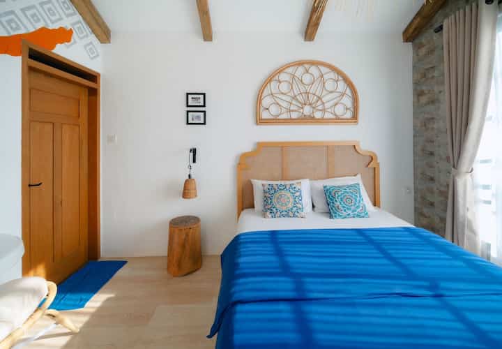 Awal mula kami memiliki Casa de Likan adalah karena kami memiliki sebidang tanah kavling yang sudah "nganggur" bertahun-tahun, akhirnya di tahun 2018 2019 kami memutuskan untuk membangun Casa de Likan dengan konsep yang masih mengawang-ngawang, setelah berbincang dengan teman kami yang memiliki studio design mulailah kami mendapatkan banyak masukan, dan akhirnya semakin banyak ide bermunculan ketika kami berlibur ke negara Maroko, akhirnya kami memutuskan membuat rumah bergaya Maroko Medditeranian Tropical, dan di tahun 2020 rampunglah proses pembangunan Casa de Likan dan kami fungsikan sebagai rumah singgah keluarga.



#MiniHouseTour
#CeritaRumahku
#TamanTropical
#CatOutdoor
#PintuBiru
#inspirasipintu
#EntranceArea
#InspirasiTangga
#InspirasiPagar
#moroccanmediterranean 
#moroccan 
#mediterranean 
#homedecoinspo 
#rumahmoroccanmediterranean
#rumahmediterranean