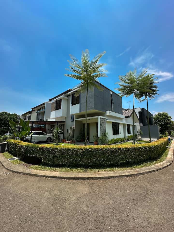 Perjalanan rumah ini, setelah melewati 2 kali renovasi akhirnya kami merasa nyaman untuk menempatinya. Sebelumnya rumah ini hanya menjadi tempat singgah aja karena memang kami belum berdomisi disini. Jadi dulu bentuknya seadanya aja, belum sampai memikirkan kenyamanan dan keestetikan. 

Slide 1,2
Tampilan fasad. Karena area taman kami masih cukup luas, jadi kamu melakukan perluasan disamping bangunan. Untuk penambahan 1 ruang tamu dan 1 storage room  dilantai bawah, lalu 1 kamar tidur juga 1 storage room diatasnya.

Slide 3,4
Ruang makan tampilan after dan beforenya

Slide 5,6
Ruang tamu yang merupakan bangunan baru dirumah kami

#ceritarumahku
#minihousetour
#lantaigranit
#conwood
#duluxpaint
#romangranit


