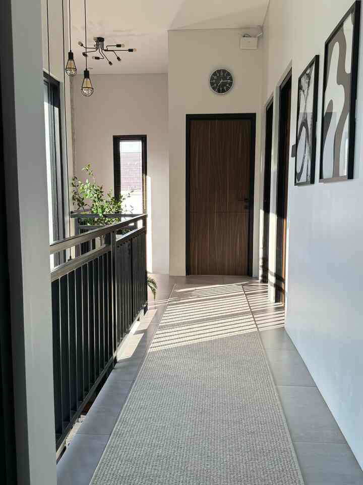 Kisah Menemukan Rumah Impian

Yups betul rumah itu jodoh jodohan yaa, udah nyari sana sini bertahun tahun, lokasi rumah ini tiap hari dilewati tapi gak pernah dimampirin karena kalo liat dr jalan raya tidak tertarik 

Someday iseng masuk lokasinya, dan jam 10 keliling lihat lokasi, pulang dhuhur jam 13 transfer tanda jadi
Secepat ituh jatuh hati dan dimudahkannya  🤍🤍

#bumitimi #minihousetour #ceritarumahku #void #diningroom #industrialhouse #rumahintrovert